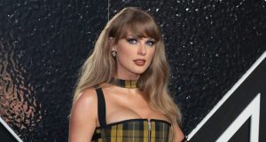 Taylor Swift regresa con el álbum «The Life of a Showgirl», una explosiva confesión pop llena de brillantez y teatralidad