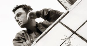 Con «Sono Un Grande», Tiziano Ferro Regresa Con Confianza Y Madurez, Afirmando Que Su Fuerza No Ha Disminuido.