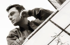 Con «Sono Un Grande», Tiziano Ferro Regresa Con Confianza Y Madurez, Afirmando Que Su Fuerza No Ha Disminuido.