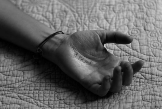 Aye Estévez presenta “8 Pasos”, un álbum sobre la violencia de género y sus distintas escalas